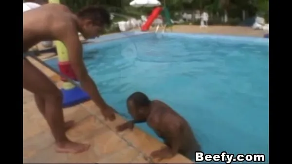 XXX Gays carnudos pegam uma foda dura ao lado da piscina energia Filmes