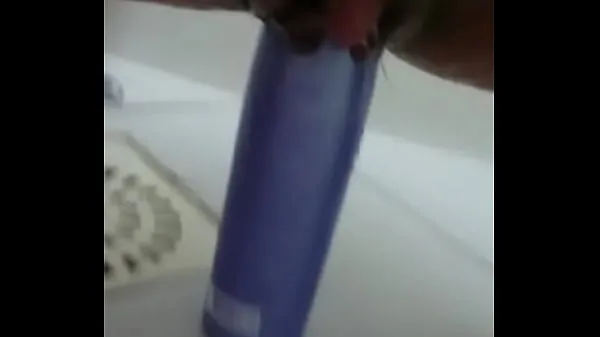XXX Stuffing the shampoo into the pussy and the growing clitoris energiefilms