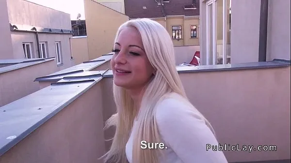 XXX Blondine gibt Blowjob auf dem Dach POVEnergiefilme