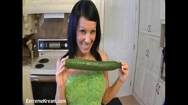 XXX Kream fucking her holes with her vegetables until she squirts energifilmer
