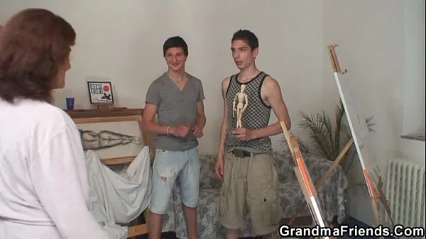 XXX Naughty granny takes two young dicks energetických filmov