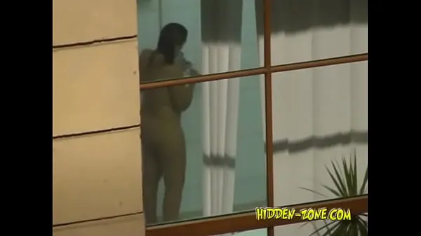 XXX A girl washes in the shower, and we see her through the window Filem tenaga