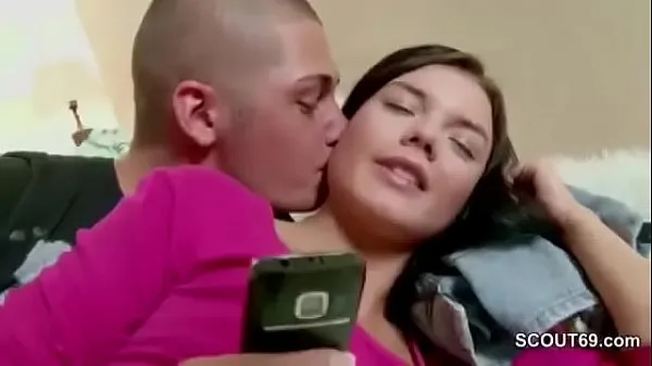 XXX Hermano seduce a la pequeña hermanastra virgen para follar y chorrear películas sobre energía