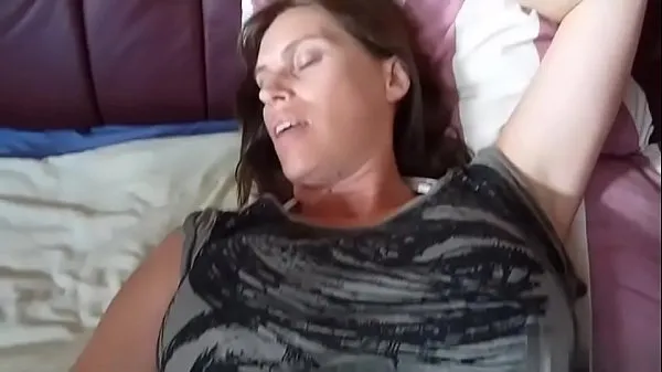 XXX Morena milf esposa mostrando anillo de bodas sondea su culo películas sobre energía