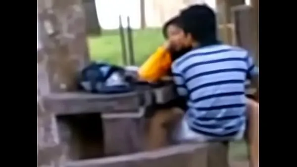 XXX Colegiala de sexo abierto y su novio en el parque películas sobre energía