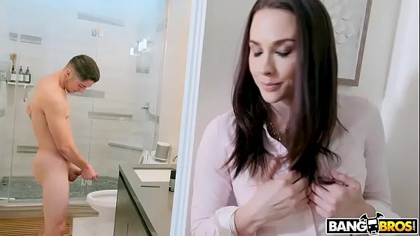 XXX BANGBROS - La madrastra Chanel Preston pilla a su hijo masturbándose en el baño películas sobre energía