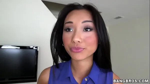 XXX BANGBROS - La teen asiatique Alina Li prend une grosse bouchée de Brannon Rhoades Films énergétiques