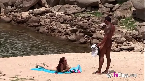 XXXThe massive cocked black dude picking up on the nudist beach. So easy, when you're armed with such a blunderbuss能源电影