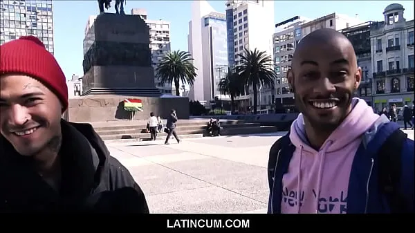 XXX Latino Boy avec des tatouages de Buenos Aires baise Black Guy d'Uruguay Films énergétiques