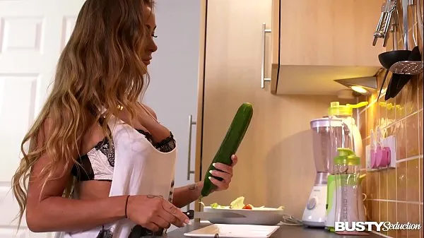 XXX Busty seduction in kitchen makes Amanda Rendall fill her pink with veggies energy Movies