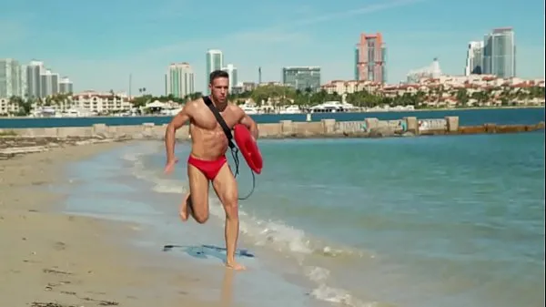 XXX GAYWIRE - Beefcake Lifeguard resgata nadador afogado e depois bate na bunda energia Filmes