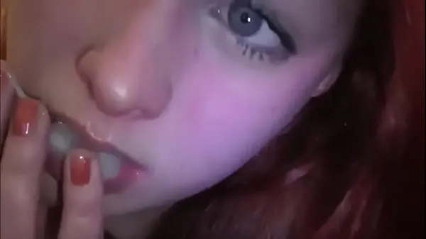 XXX Married redhead playing with cum in her mouth energiaelokuvat