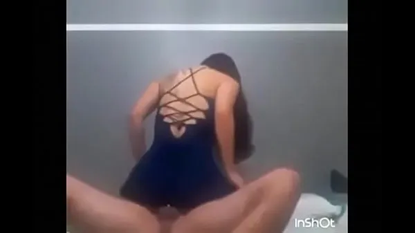 XXX Hottie tatuada en vestido azul gimiendo y cabalgando películas sobre energía