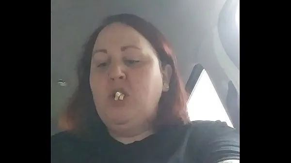 XXX Chubby bbw mange dans la voiture alors qu'un étranger se fait percuter Films énergétiques