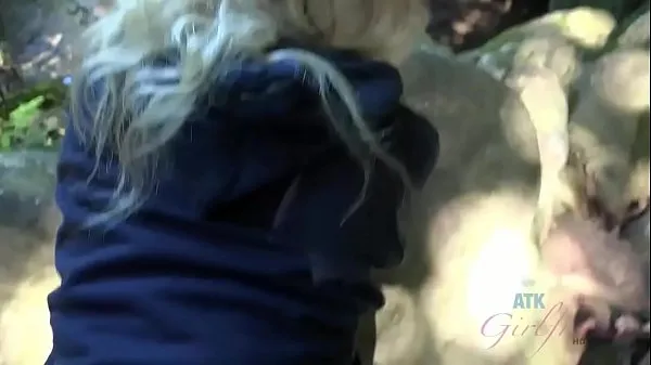 XXX Une teen blonde se fait baiser et suce une bite dans une forêt (Riley Star Films énergétiques