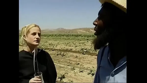 XXX Mecs ébène travaillant avec une botte de foin dans l'entrepôt Amish Films énergétiques