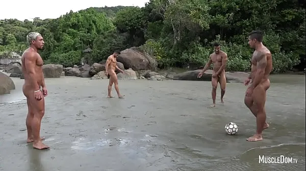 XXX Naked football on the beach energetických filmov