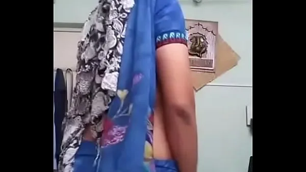 XXX indian crossy showing off in saree phim năng lượng
