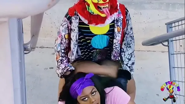 XXX Juicy Tee se fait baiser par Gibby The Clown sur une route très fréquentée pendant les heures de pointe Films énergétiques