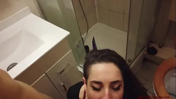 XXX Jessica Get Court chupando dos pollas en el baño en una fiesta en casa !! Pov anal Sexo películas sobre energía