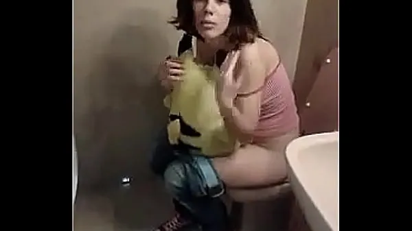 XXX Girl peeing toilet - Pee-Kachu energetických filmů