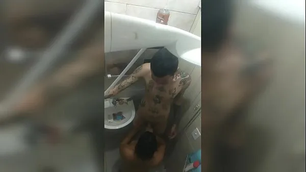 XXX I filmed the new girl in the bath, with her mouth on the tattooed's cock... She Baez and Dluquinhaa Filem tenaga