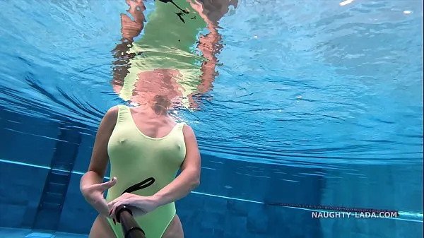 XXX Mi traje de baño de una pieza transparente cuando está mojado en la piscina pública películas sobre energía