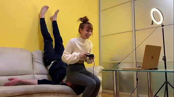 XXX Gamer Girl Kira in Grey Leggings Uses Her Chair Slave While Playing During Fullweight Facesitting (Preview أفلام الطاقة