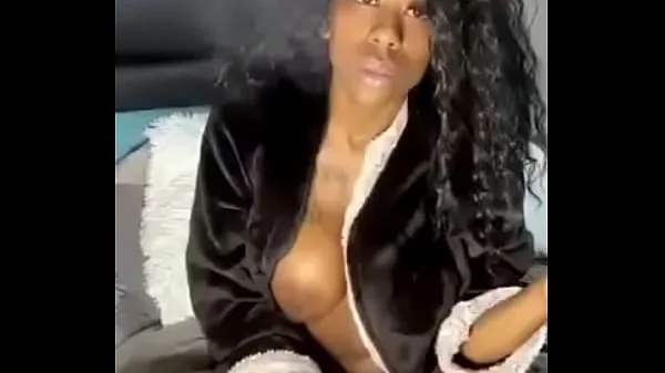 XXX She likes to play with her pussy and her tits 에너지 영화