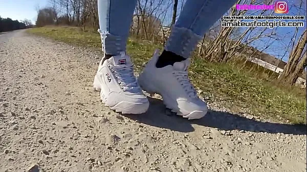 XXX Nylonfüße Pretty Sexy Fila Disruptor Schuhspiel Nylonfüße und Crush Trample spielen mit ihren verschwitzten Fila-Turnschuhen und zeigen ihre stinkenden nassen Nylons verschwitzte, stinkende FilaEnergiefilme