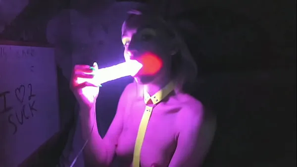XXXkelly copperfield deepthroats LED glowing dildo on webcam能源电影