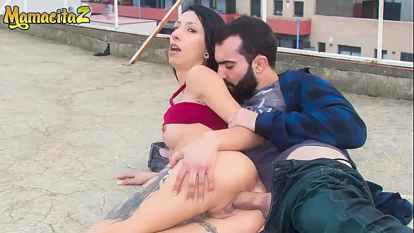 XXX MAMACITAZ - Alice Blues & Miguel Zayas - Une MILF espagnole sauvage se prend une bite sur le toit Films énergétiques