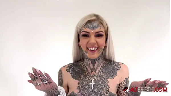 XXX Tattooed Amber Luke rides the tremor for the first time توانائی کی فلمیں