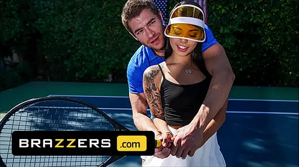 XXX Xander Corvus) Massages (Gina Valentinas) Foot To Ease Her Pain They End Up Fucking - Brazzers películas sobre energía
