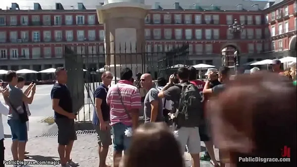 XXX Touristen schießen die maskierte und gefesselte Sklavin Carol Vega in den Straßen von Madrid, dann fickt ihr Herr und Freund Omar Galanti sie im ParkEnergiefilme