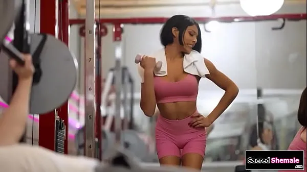 XXX Latina tgirl Lola Morena gets barebacked at a gym 에너지 영화