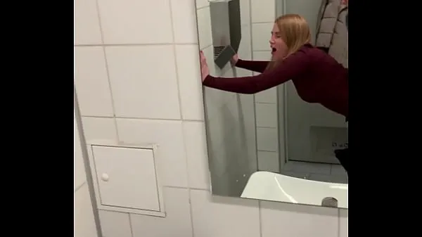 XXX SugarNadya folla en el baño del aeropuerto justo antes de su vuelo películas sobre energía