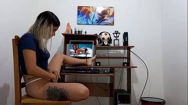 XXX encuentro a mi novia mirando porno y masturbandose, me la chupa desesperadamente y la follo por el culo películas sobre energía