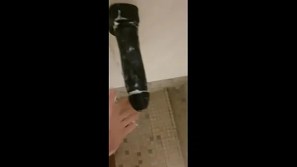 XXX Sneakily fucking my largest dildo in public gym shower energiaelokuvat