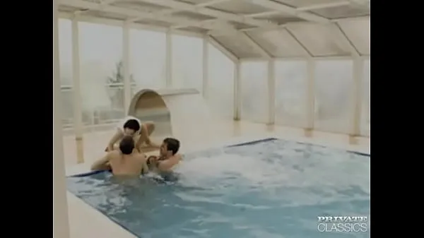 XXX Michelle Wild, DP Threesome in the Swimming Pool enerji Filmi