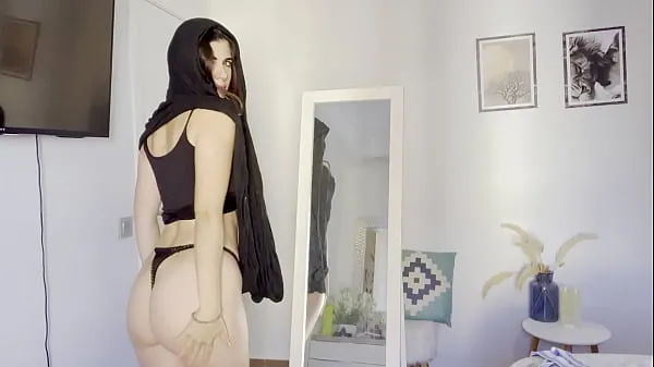 Sehen Sie sich Sehr geiles Mädchen mit Hijab neuen Videos an