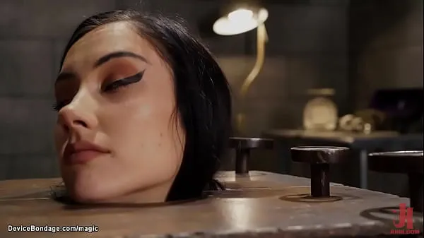 XXX Atada y encerrada en un cubo de bondage, la sexy y flaca morena Jazmin Luv es amordazada y luego agachada y follada con la polla en un palo por el maestro The Pope películas sobre energía