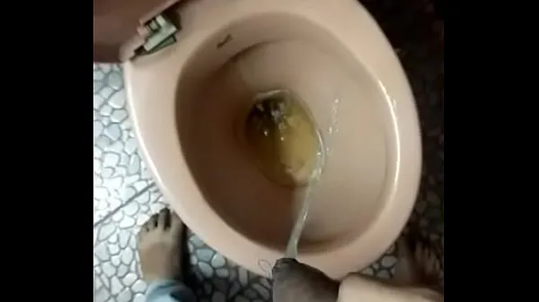 XXX Indian boy pissing in toilet enerji Filmi