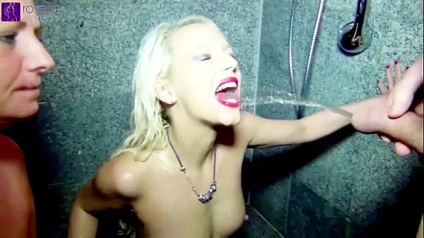 XXX In the shower of the gym, together with girlfriend, used as a living pissoars energiefilms