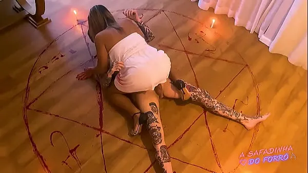 XXX Ritual de Dia das Bruxas: Invocando a deusa trans da putaria - Halloween enerji Filmi