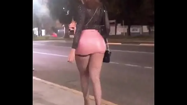 XXX BIG ASS BABE EXHIBITIONISM ON THE STREET energifilm