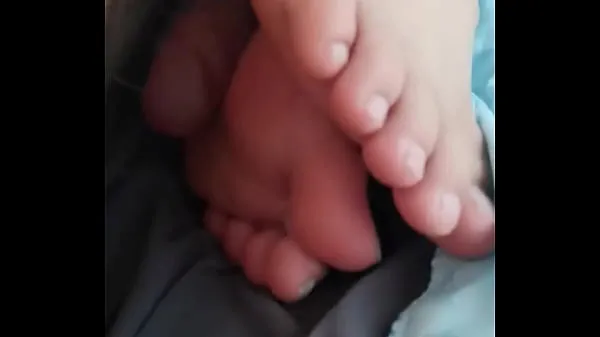 XXX My dick rubs against his meaty feet ενεργειακές ταινίες