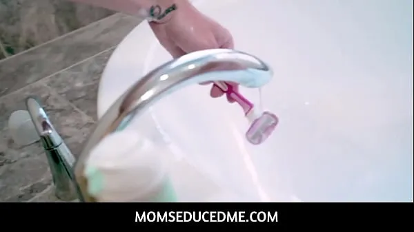 XXX MomSeducedMe - Stepson shaving and tasting his busty mature Dee Williams pussy Film energi