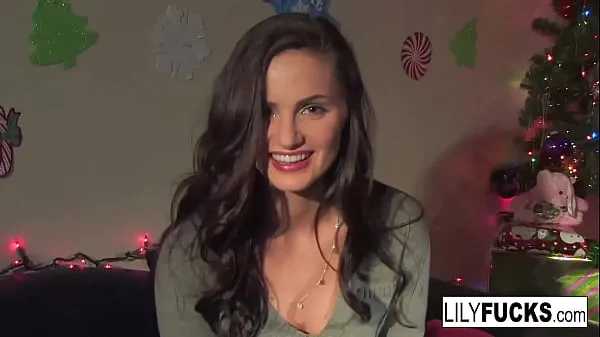 XXX Lily nos conta seus desejos de Natal com tesão antes de se satisfazer em ambos os buracos energia Filmes