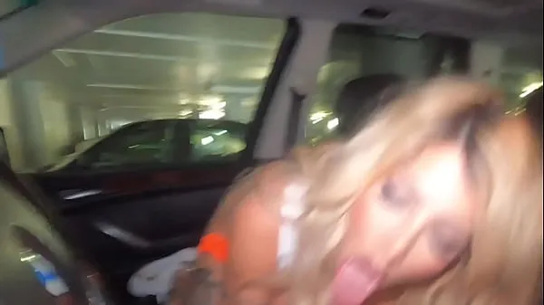 XXX La serveuse Tatted Hooters suce une bite dans la voiture pour un gros pourboire Films énergétiques